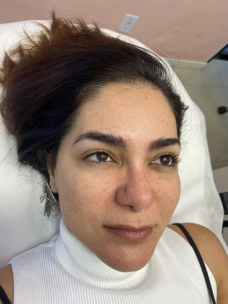 Sobrancelhas — Efeito Glow - antes e depois
